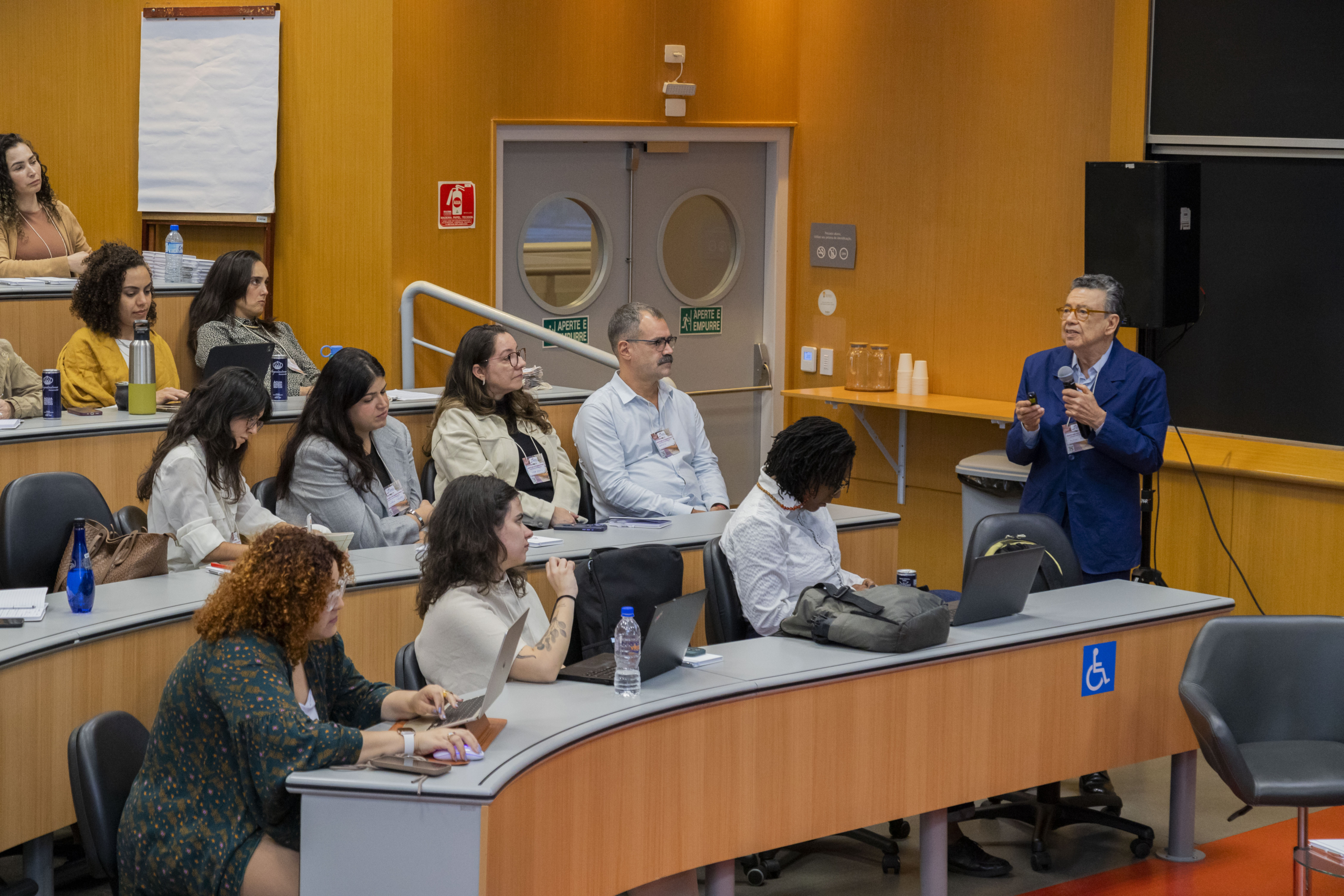 Mesa no Encontro de Fiscal Sponsor do ISPIS